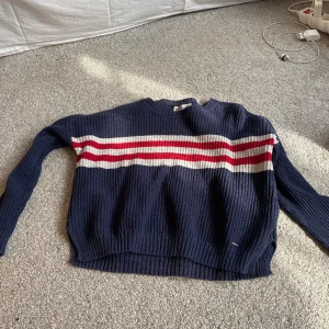 Hollister tjocktröja - Golvlister tjocktröja i str XS. Inga defekter eller liknande. Tror den är köpt för runt 350kr, säljer för 50!