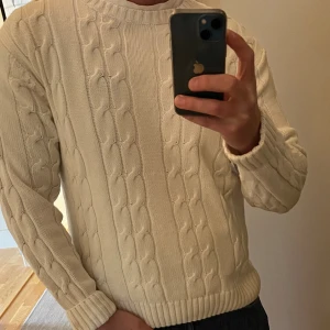 Stickad tröja - Stickad tröja från Bondelid. Vit färg och Stolek M. Blir riktigt fin nu till våren ☀️