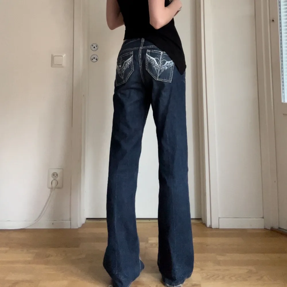 Mörkblå low waist jeans med målade detaljer, långa, målade och omsydda för att passa mina mått, fungerar bra på strl 36 men säkert 34/38 med🫶🏼 Möts gärna upp i stockholm, annars tillkommer frakt❤️🤙🏼. Jeans & Byxor.