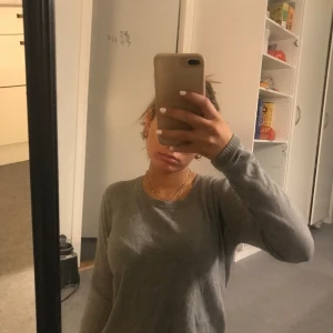 Grå lätt tröja - Grå stickad/ tröja