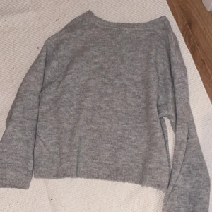 Stickad kofta - Stickad kofta ”Signe” från lager 157. Har bara använt den två gånger. Köpt för drygt en månad sedan. 