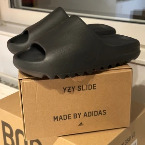 Yeezy slide dark onyx - Tja, säljer yeezy slides i storlek 42. Köpt i adidas confirmed appen, kvitto finns. Kan mötas upp i stockholm men även skicka de med posten.