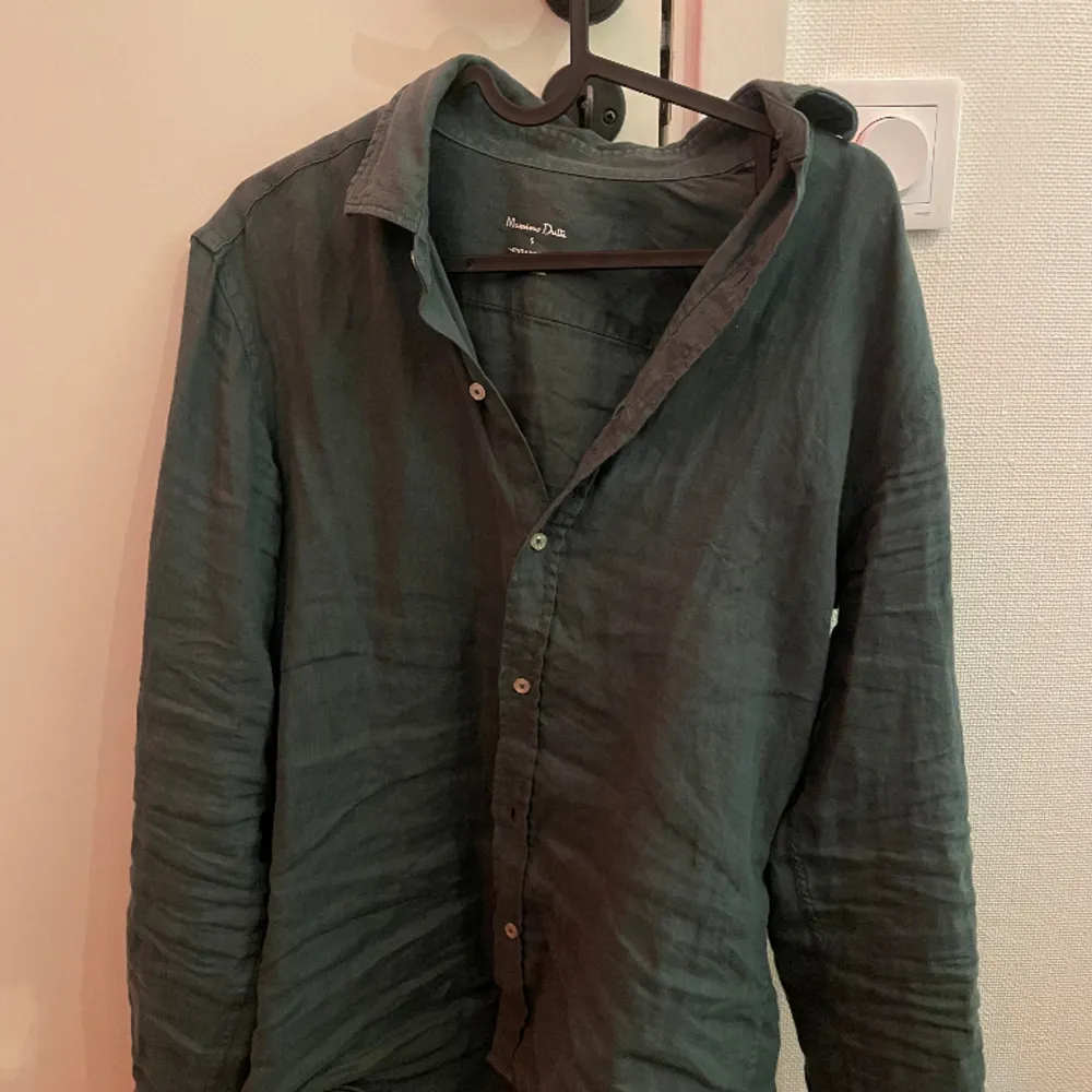 Säljer min oanvända Massimodutti linneskjorta i storlek S  Färg mörkgrön  100% linne. Skjortor.