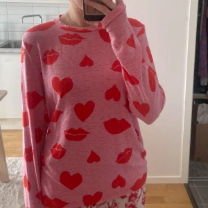 Carin Wester tröja  - Säljer min Carin Wester tröja i använt skick, storlek XS  🩷  30kr vid snabb affär 🤎🤎