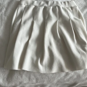 Vit kjol - Den är i 134-140 men jag tycker den är väldigt stor för den storleken🫶🏻