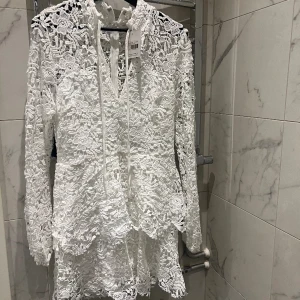 Vit virkad klänning - Oanvänd minidress från missguided  Storlek 36   Nypris 499