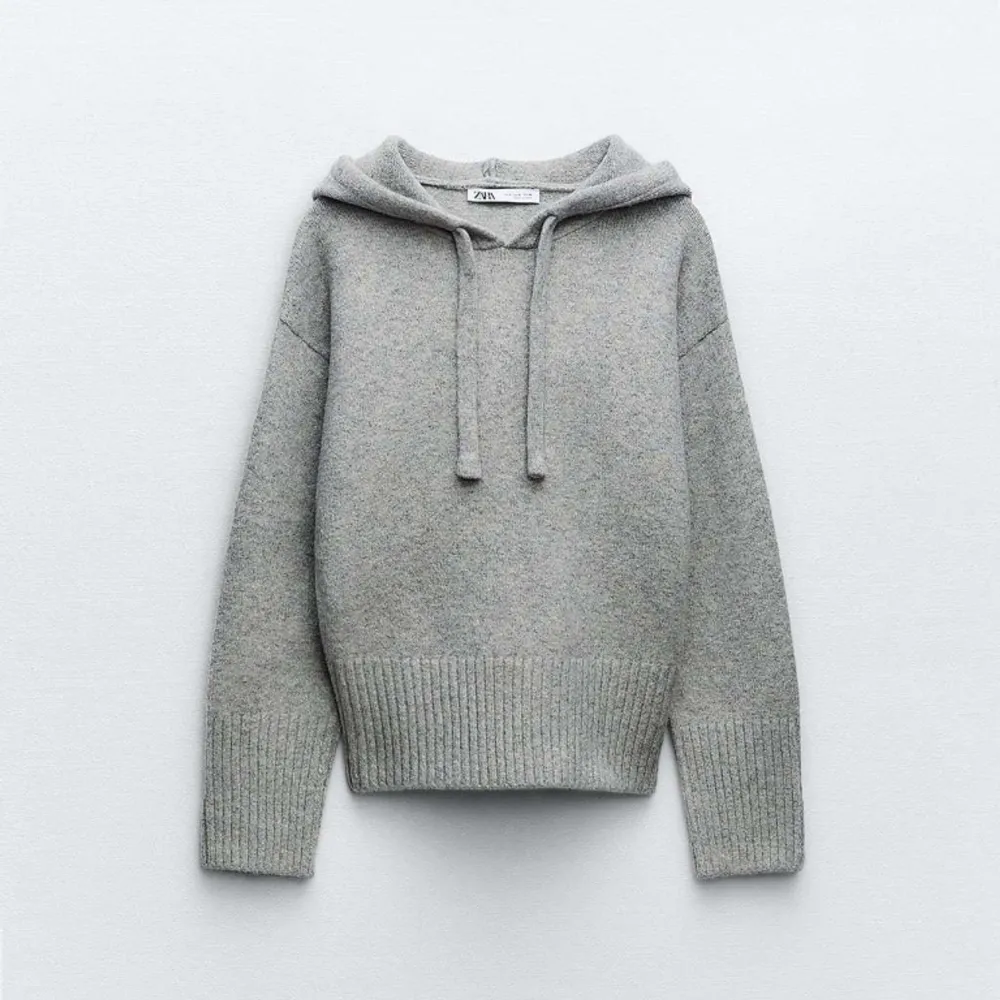 säljer denna jätte snygga stickade hoodien som tyvärr aldrig kommer till andvändning💘nyskick (helt slutsåld). Hoodies.