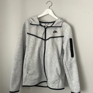Nike Tech  - Nike Tech Tröja i fint skick, knappt använd. Storlek M. 