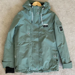 Dope Adept E - Säljer min dopejacka modell Adept W, har många bra funktioner som tex liftkortsficka, snölås, ventilation under ärmarna m.m. Se mer på deras hemsida. Nypris 2000 kr. Sparsamt använd och mycket bra skick.