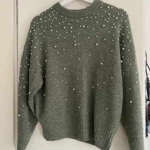 Fin tröja med pärlor XS - Mörkgrön tröja med pärlor, från h&m storlek XS