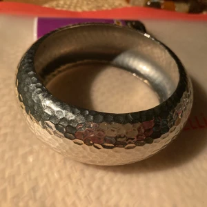 Armband  - Dekorativt bredare silverfärgat armband. Använt ngra ggr, kan behöva en liten putsning så blir det som nytt. 