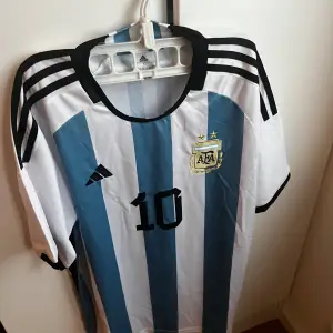 Jag säljer nu dena fina fotbolls tröjan med Messi nummer 10 där bak! Inget fel eller hål i den sicket är 10/10! Storlek är XL men passar ochså L