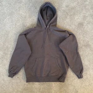 Polar hoodie - Säljer en polar hoodie i storlek S som är både snygg och bekväm bara använd några få gånger. Nypris ligger på 1000kr Köparen står för frakten 