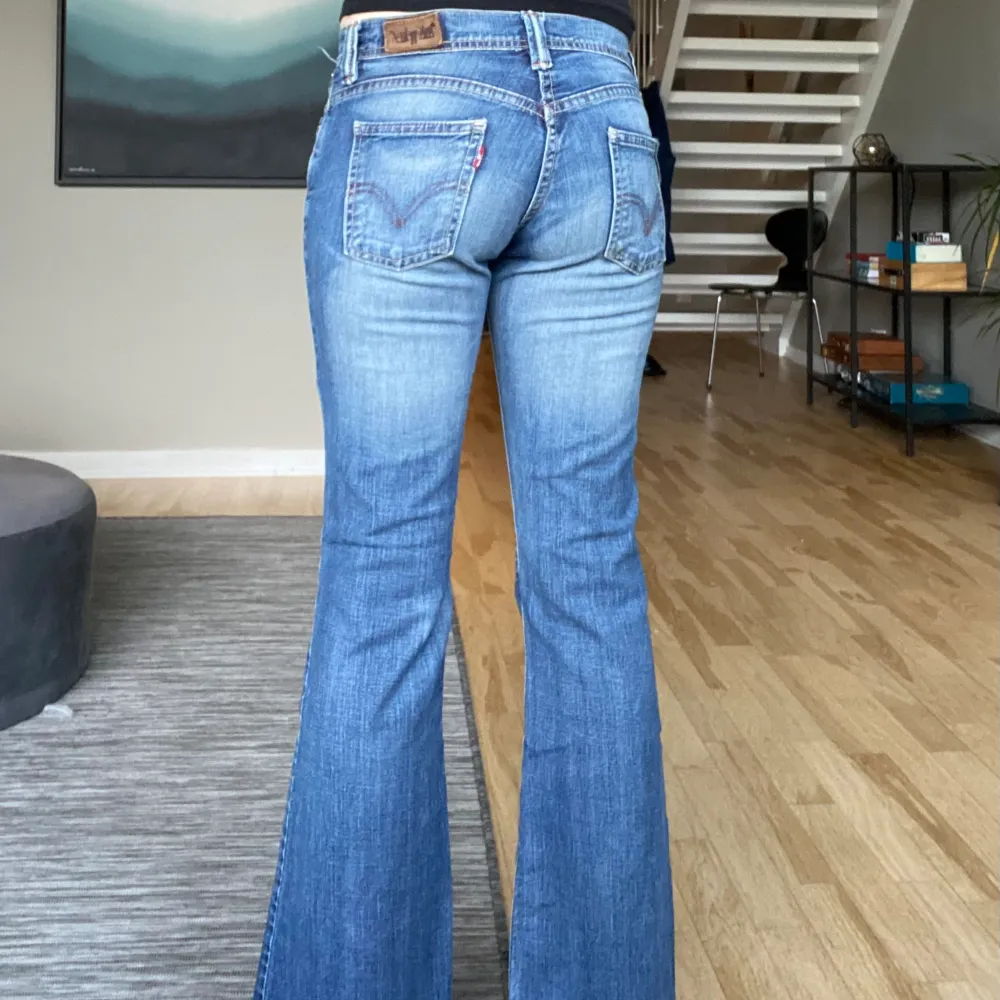 Super coola vintage Levis jeans som passar någon kortare🫶🏻. Jeans & Byxor.