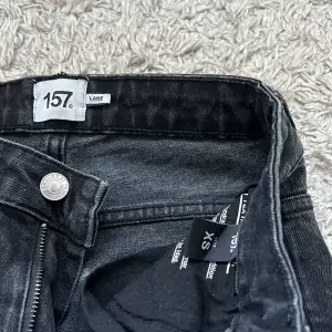 Säljer dessa vida jeans från lager 157. Fint skick. Mönstret på byxorna syns inte så tydligt i verkligenheten. Storlek XS. Säljs för 100kr+frakt. Vid intresse är det bara att höra av sig❤️