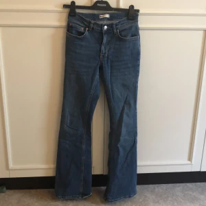 Bootcut jeans low waist, storlek 34 - Fina low waist jeans. Använt men bra skick.🤍