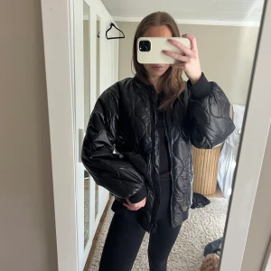 Dunjacka  - Superfin trendig dunjacka i bomber modell, helt ny med prislapp kvar, oversize! Passar xs/s