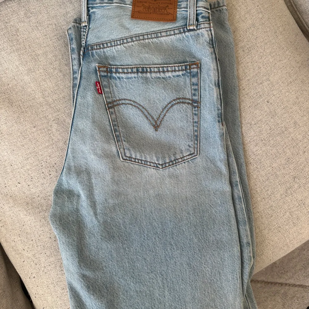 Super fina ljusblåa jeans från Levis🌸🌸 modell ribcage straight ankle. Jeans & Byxor.