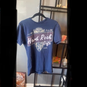 Hard rock café  - Vet tyvärr inte storleken för täxten är jätte utsuddad men skulle gissa den är M eller S