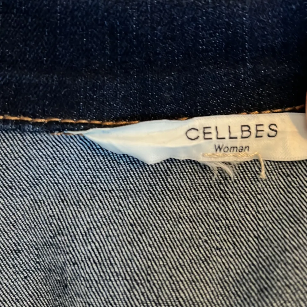 Mörkblå jeansjacka från cellbes. Jackan har fyra fickor, två på bröstet och två k sidorna. Storlekslappen är borta men den är som en L/overzised M. Den har även stretch🤗 💙. Jackor.