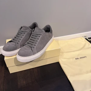 Arigato skor - Clean 90 Arigatos  Skick 8/10 Slutsåld på Axel Arigatos hemsida Ordinarie pris: 2400kr  Mitt pris: 1000kr Kom DM vid intresse och mer bilder