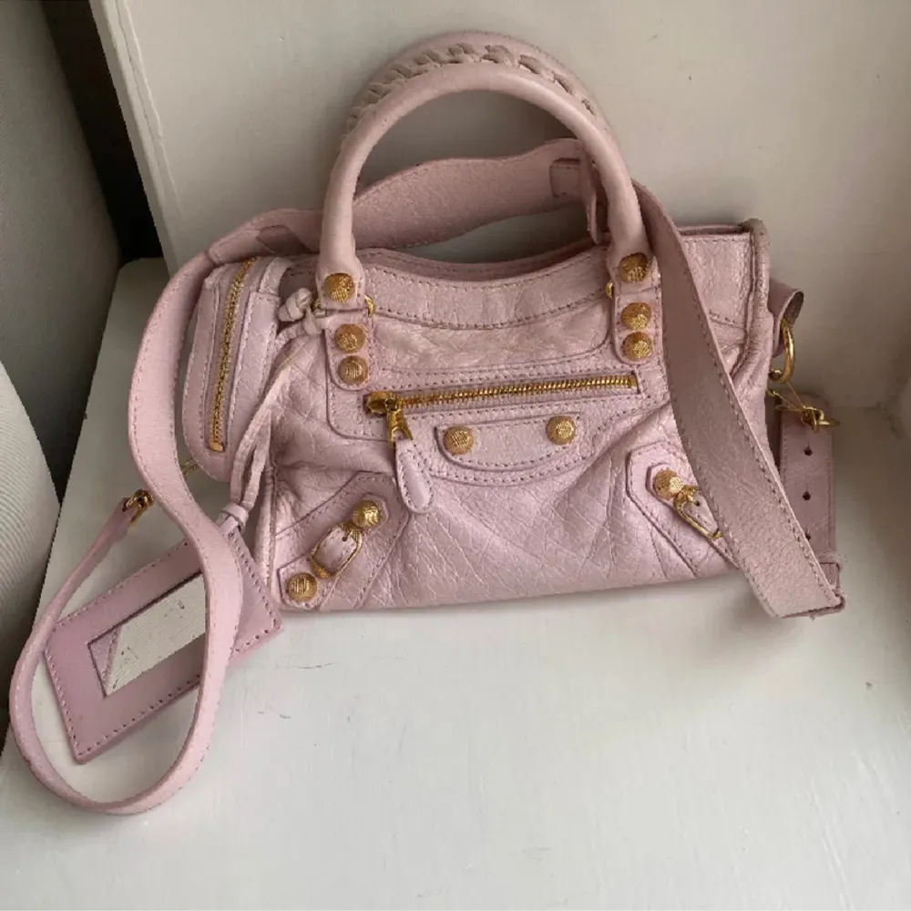 Jag SÖKER en Balenciaga City Bag Pink. Alltså i färgen rosa, i en liten storlek💕 hör av dig ifall du har och vill sälja osv💕💕vill helst köpa med guldnitar . Väskor.
