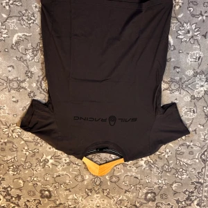 Sail Racing tröja  - Vet ej varför bilderna hamnade upp och ner./  Säljer min Sail Racing tröja eftersom den ej kommer till användning. Väldigt bra skick!  Priset kan självklart diskuteras.