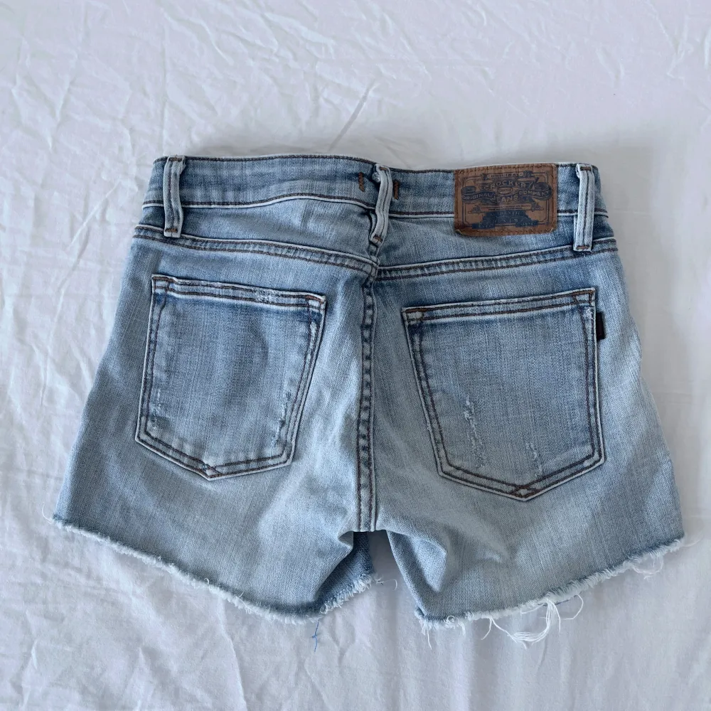 Säljer mina fina jeansshorts, i storleken XS. Dem är i fint skick. Dem är ifrån crocker jeans!🥰. Shorts.
