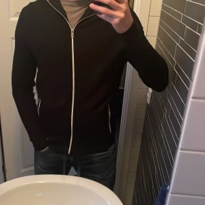  Zip Hoodie  - En väldigt fin tröja som är sparsamt använd