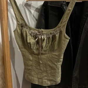 Superfin topp - Haft denna fina tröja i min garderob i över ett år nu men aldrig använt den, i nyskick och i bra kvalitet på tröjan. Linneblandat material. 200kr frakt inkluderad. 