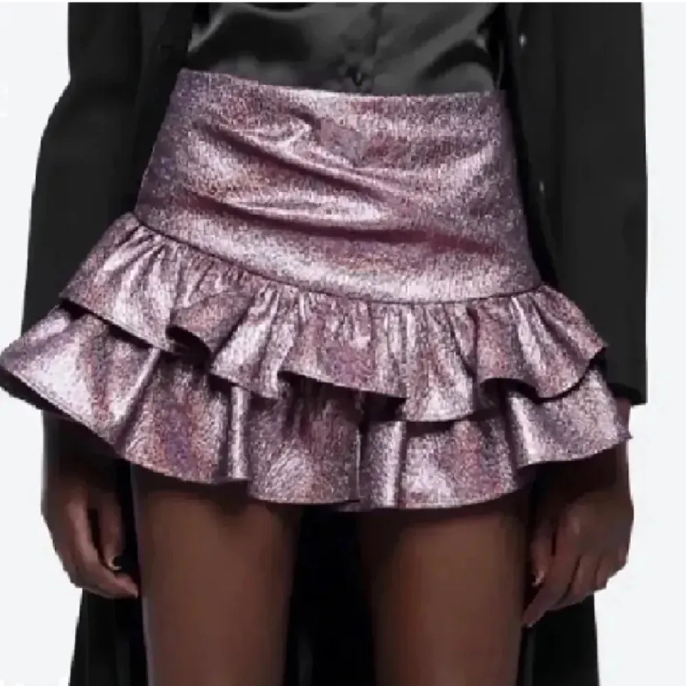INTRESSKOLL❗️❗️ Har två sånna kjolar så hade tänkt att sälja en. Vill se vad folk kan buda!💓 (priset är bara inskrivet). Kjolar.
