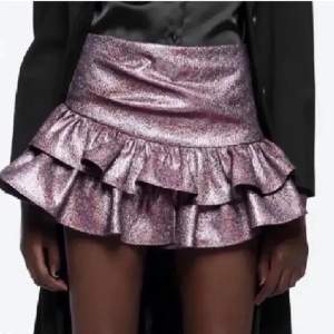 INTRESSKOLL❗️❗️ Har två sånna kjolar så hade tänkt att sälja en. Vill se vad folk kan buda!💓 (priset är bara inskrivet)