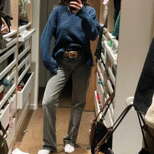 Sweatshirt blå - Säljer min super mysiga tröja. Fin blå färg. Storlek S, men lite oversized i modellen