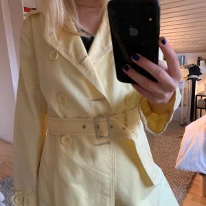 Vårig och fin trenchcoat med bälte  - Storlek 40, men passar S-L. Som ny, säljer för 500kr (såldes ny för ett par tusen). Perfekt för både vår, sommar och höst! 100% bomull! Skriv för fler bilder 🥰