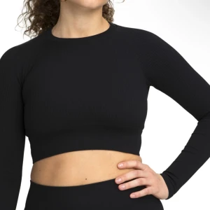 Svart tränings topp - Croppad tränings topp i svart. Inte använt ofta. Sitter jätte snyggt. 