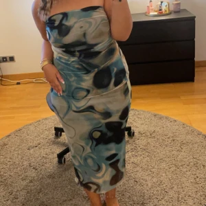 Tubklänning - Zara - Gott skick. Använt fåtal gånger. Passar till såväl fest som vardag! 