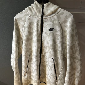 Sällsynt Nike tech!! - Säljer min sällsynta Nike tech Camo. Tröjan säljs inte längre mycket efyerfrågad och knappt använd vilket man kan se på bilderna. 