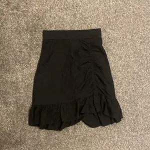 En svart superfin volang kjol!! 😍 Inga defekter och tyvärr för liten för mig. 