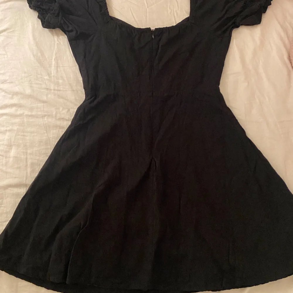 Säljer en svart klänning som aldrig kom till användning💕 Materialet är luftigt och funkar säkert bra till sommaren💕 skriv om ni har några frågor😽💕💕priset går att diskutera🤞. Klänningar.