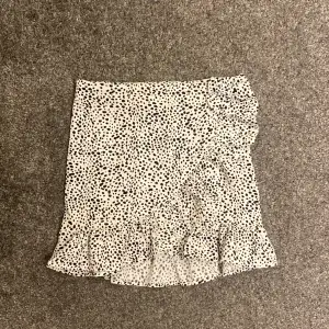 Super gullig kort kjol!!  Inga defekter förkommer och säljer för den är tyvärr för liten för mig. 🥰