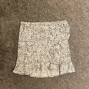Kjol  - Super gullig kort kjol!!  Inga defekter förkommer och säljer för den är tyvärr för liten för mig. 🥰