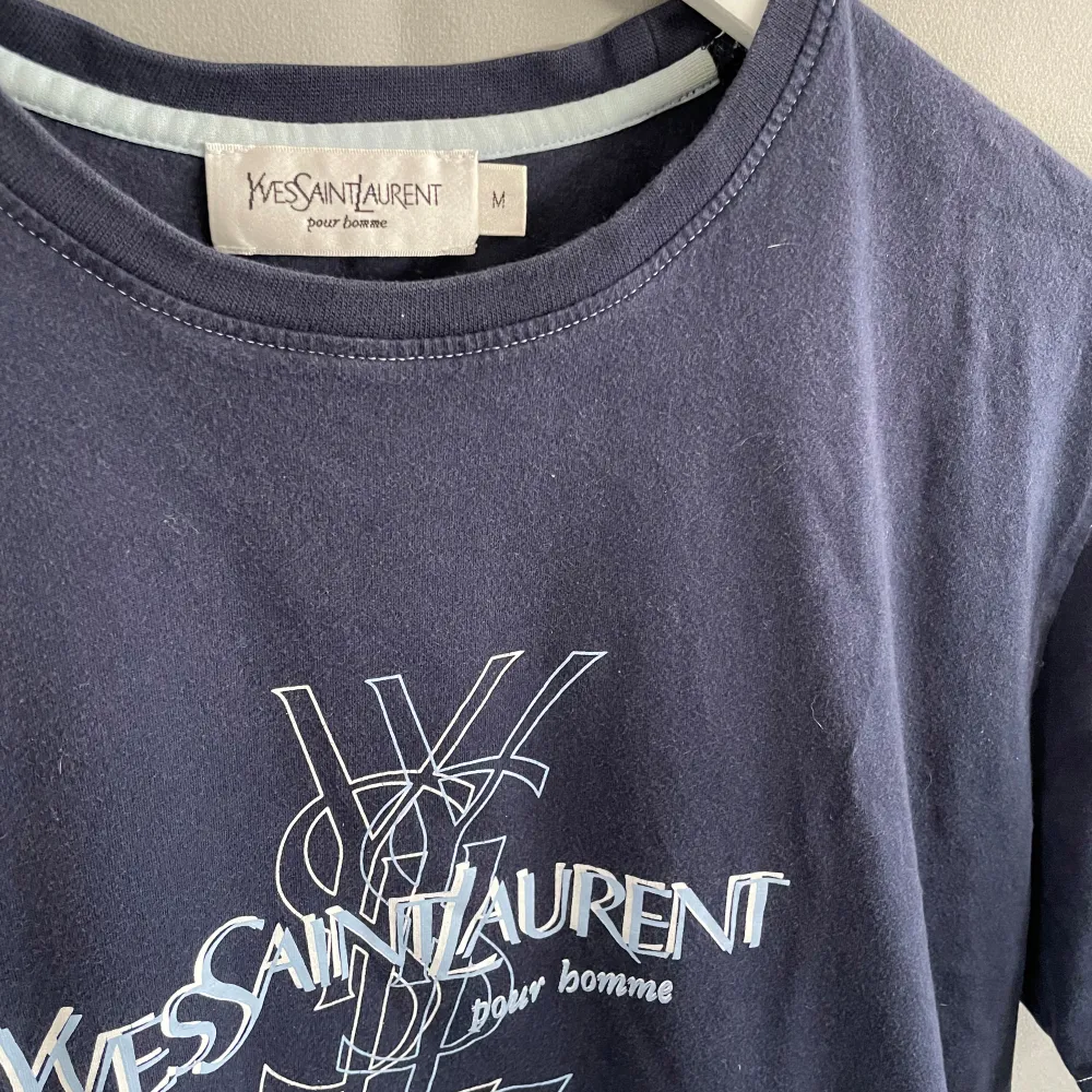♾️Yves Saint Laurent tshirt i toppskick ♾️storlek: M. T-shirts.