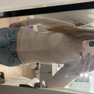  Intimissmi tröja -  Säljer min super fina och jättesköna intimissmi tröja Då den inte kommer till användning längre. Säljer för 200, köpt för 449kr. Jättebra skick skulle inte säga till är några deffekter💘💕