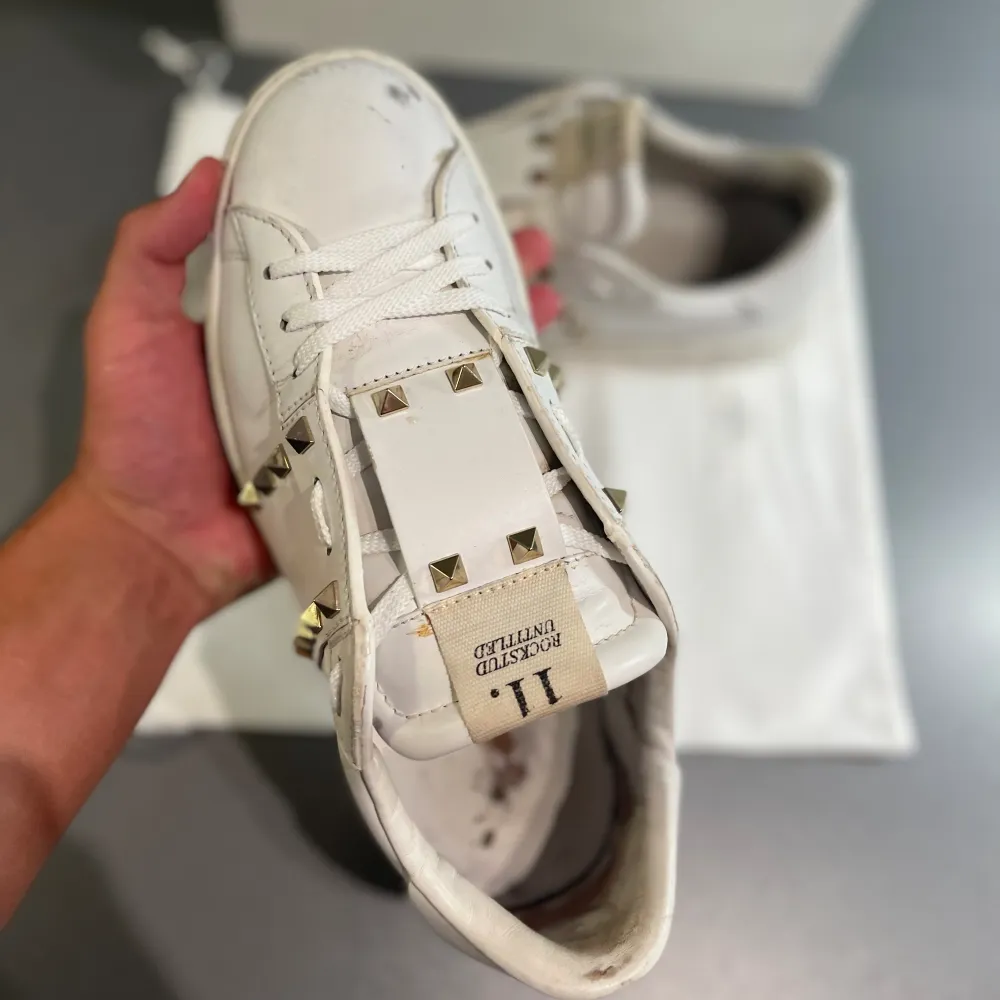 Hej! Säljer nu dessa sjukt snygga vita Valentino open skorna med guldiga spikar på. Okej skick, anvädna! .Storlek 40,5 men passar 0,5-1 storlek större. Tillkommer Box & kort. Kan frakta eller mötas upp i Kungälv. PM 📩för fler frågor/bilder :). Skor.