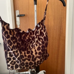 Leopard top - En jätte fin leopard top, perfekt när Y2K och Mob wife nu är inne. Den är väldigt såarsamt använd. 