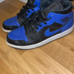 jordan 1 hyper royal blue Mid - Skorna ör använda fåtal gånger, köpte dem använde nångång sen har dem blivit ståendes