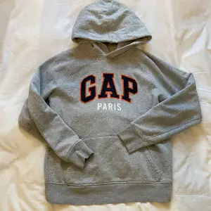 Riktigt snygg GAP hoodie! Tröjan är i nyskick. Skriv privat för fler bilder!👌🏻