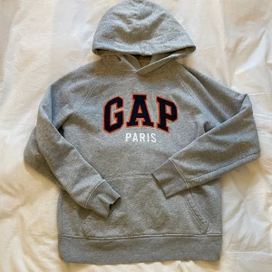 GAP hoodie - Riktigt snygg GAP hoodie! Tröjan är i nyskick. Skriv privat för fler bilder!👌🏻