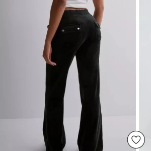 Juciy couture  - Svarta juciy som är använda 3gånger. Ja använder dom inte längre. 