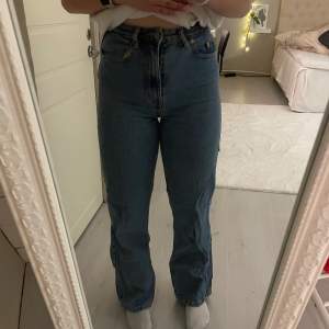 Blåa jeans från ONLY i storlek 25/32 Jag är 160 cm lång.  